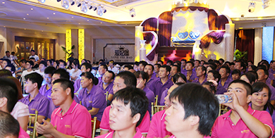 300多名高級(jí)技術(shù)工人